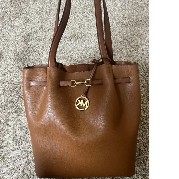 Micheal Kors Carson Large Pebbled Leather Tote Bag - Picture 2 of 7